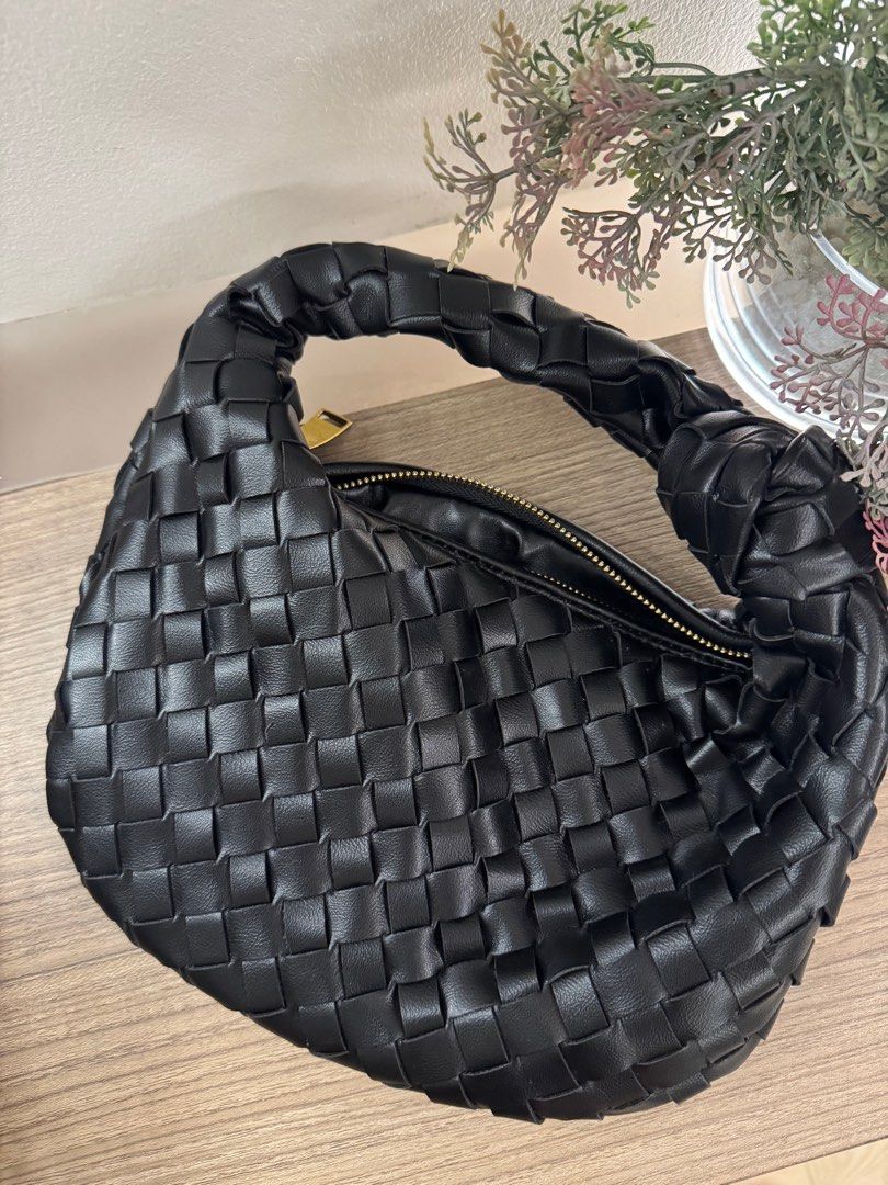 Small Hand Bag (Category: Shoulder Bags) located in Makati City. Submitted by jayclopez (Listing ID 1327496924, Image 1). Description: Lightly used .