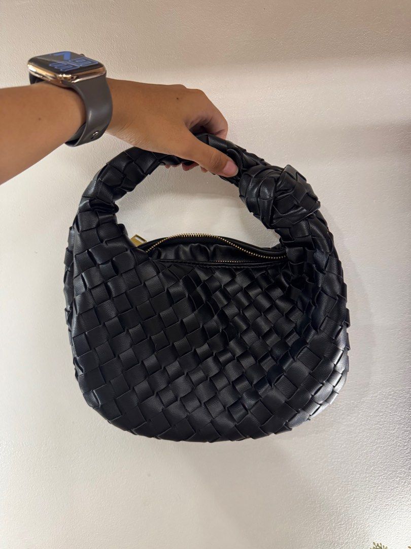 Small Hand Bag (Category: Shoulder Bags) located in Makati City. Submitted by jayclopez (Listing ID 1327496924, Image 2). Description: Lightly used .