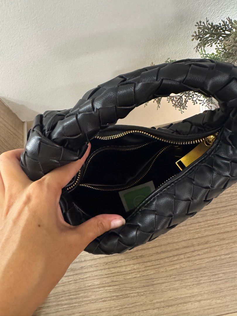 Small Hand Bag (Category: Shoulder Bags) located in Makati City. Submitted by jayclopez (Listing ID 1327496924, Image 3). Description: Lightly used .