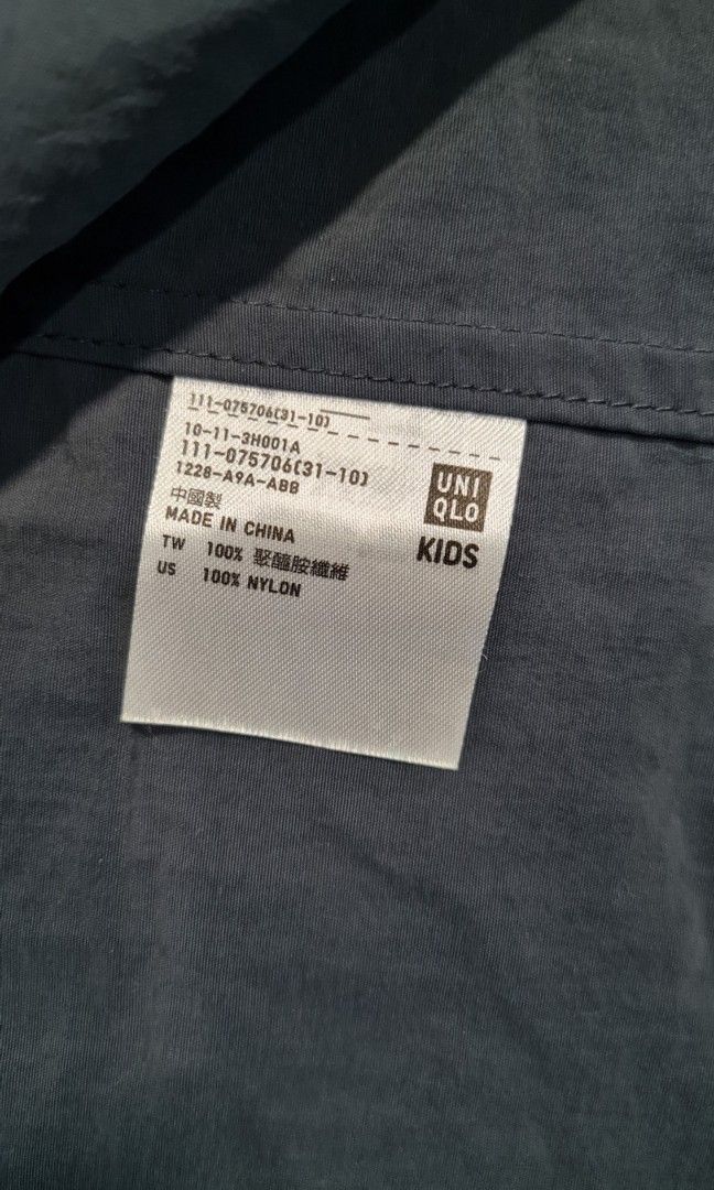Uniqlo hooded Jacket windbreaker (Category: Babies & Kids Fashion) located in Quezon City. Submitted by 2ndhandhub (Listing ID 1327406379, Image 3). Description: .