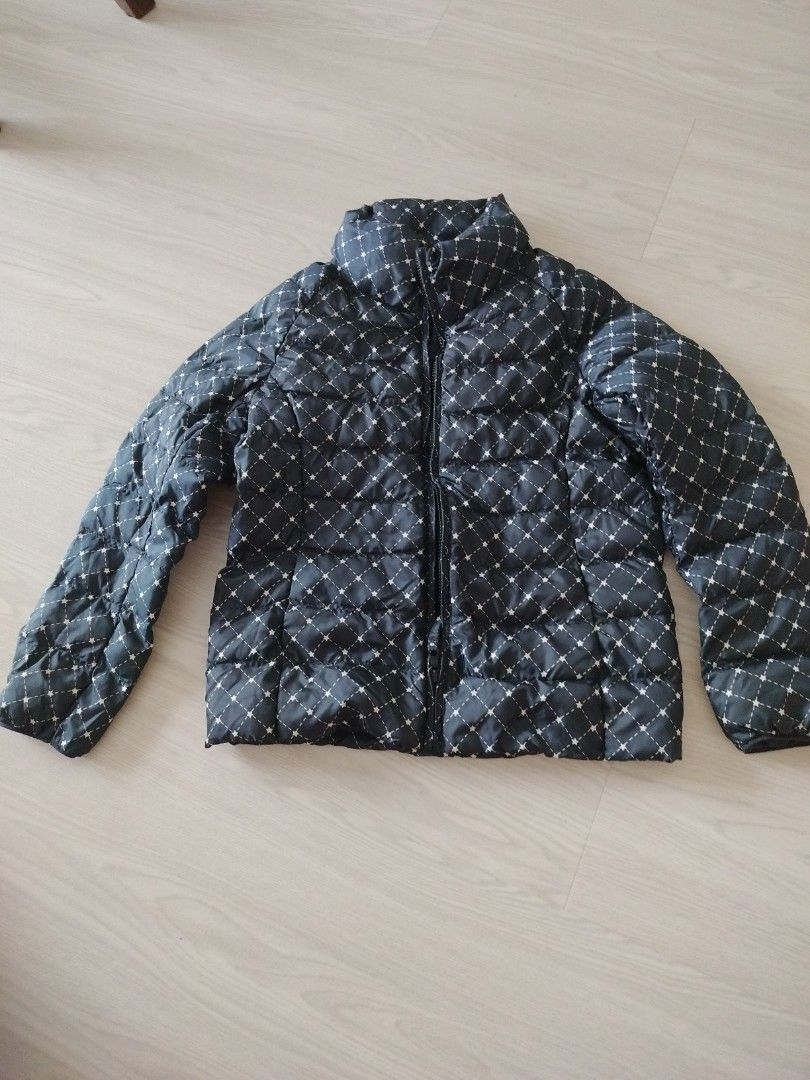 Winter Jacket (Category: Babies & Kids Fashion) located in Singapore. Submitted by jascmy (Listing ID 1327465791, Image 1). Description: Uniqlo size 120.