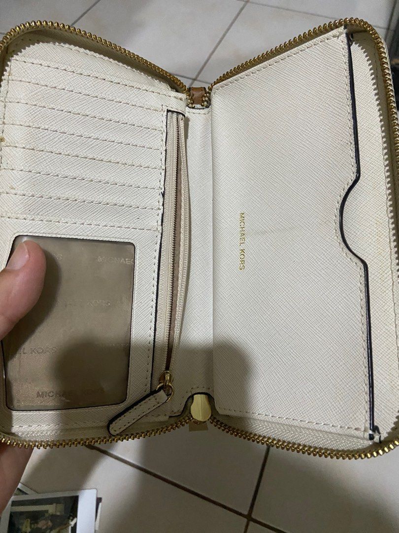 womens wallet (Category: Wallets & Card holders) located in Manila. Submitted by nette1207 (Listing ID 1327417280, Image 2). Description: Orginal Michael Kors Jet set travel wallet .. rarely used from the US. .