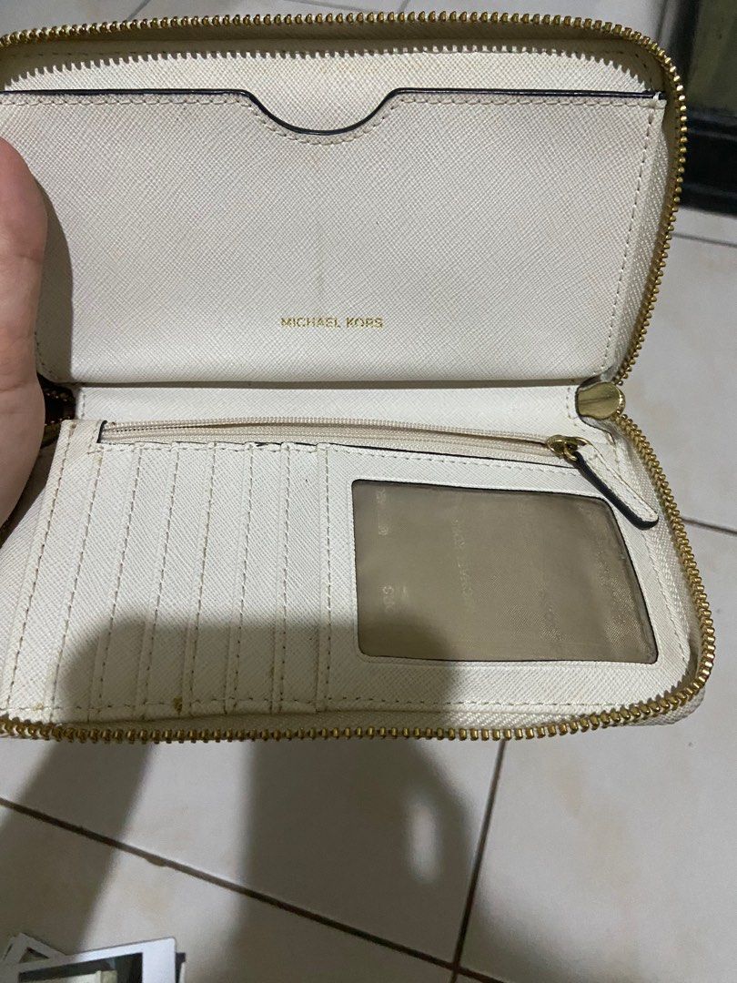 womens wallet (Category: Wallets & Card holders) located in Manila. Submitted by nette1207 (Listing ID 1327417280, Image 3). Description: Orginal Michael Kors Jet set travel wallet .. rarely used from the US. .
