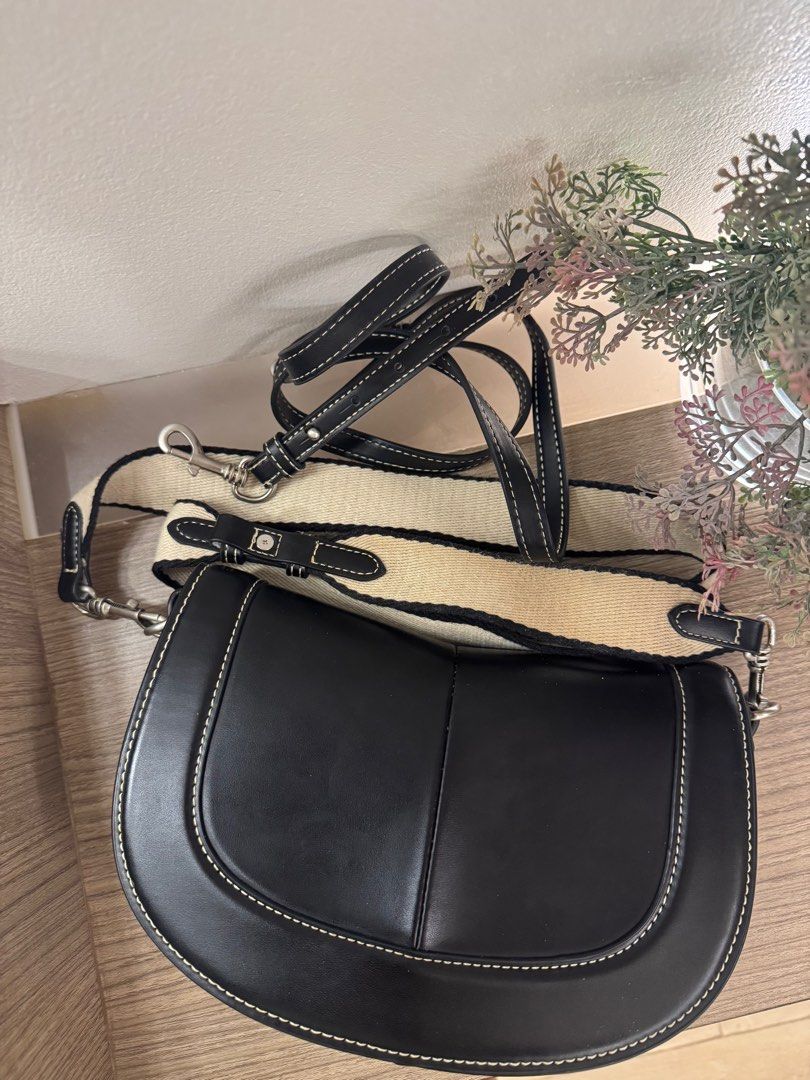 Zara Crossbody Bag (Category: Cross-body Bags) located in Makati City. Submitted by jayclopez (Listing ID 1327497211, Image 1). Description: Lightly used It has 2 straps.