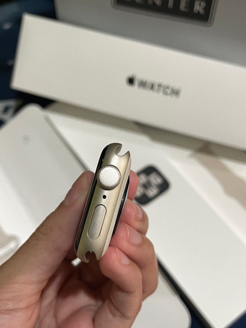 Apple Watch SE GPS 40mm Starlight (Category: Wearables & Smart Watches) located in Rizal. Submitted by mymelodyyy_ (Listing ID 1327578167, Image 3). Description: Complete: - Cord - Starlight Sport Band - Box - Paper bag - Free bands.