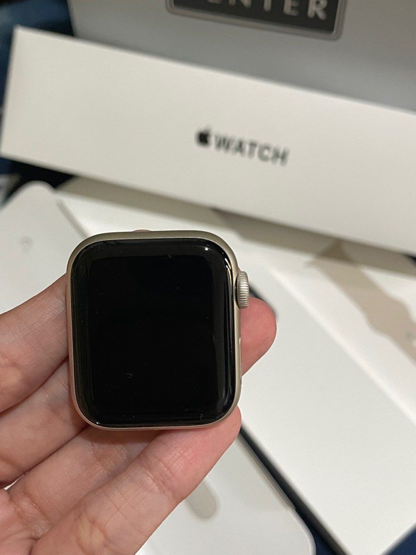 Apple Watch SE GPS 40mm Starlight (Category: Wearables & Smart Watches) located in Rizal. Submitted by mymelodyyy_ (Listing ID 1327578167, Image 2). Description: Complete: - Cord - Starlight Sport Band - Box - Paper bag - Free bands.