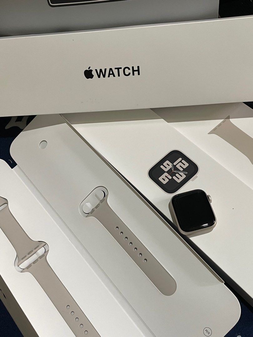 Apple Watch SE GPS 40mm Starlight (Category: Wearables & Smart Watches) located in Rizal. Submitted by mymelodyyy_ (Listing ID 1327578167, Image 1). Description: Complete: - Cord - Starlight Sport Band - Box - Paper bag - Free bands.