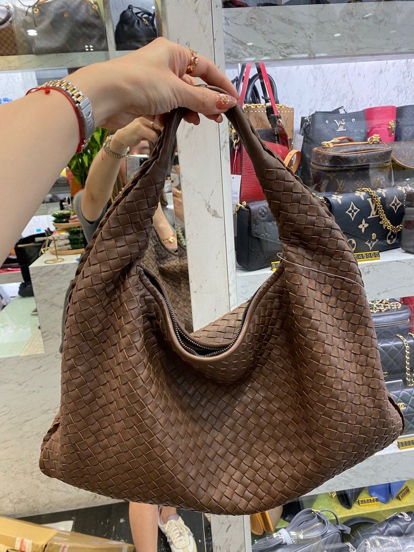 Bottega veneta hobo bag (Category: Luxury Bags & Wallets) located in Manila. Submitted by jodiluxegold (Listing ID 1327623767, Image 2). Description: Sobrang ganda both bags are stunning in actual. Parehong pang malakasan, brown bag is almost like new. Rarely see the signs of usage. With mirror and dust bag. Overall rank pasado pa sya sa rank A/B get nyo na. Available sya sa pinas on October 6th. From taiwan second hand store..