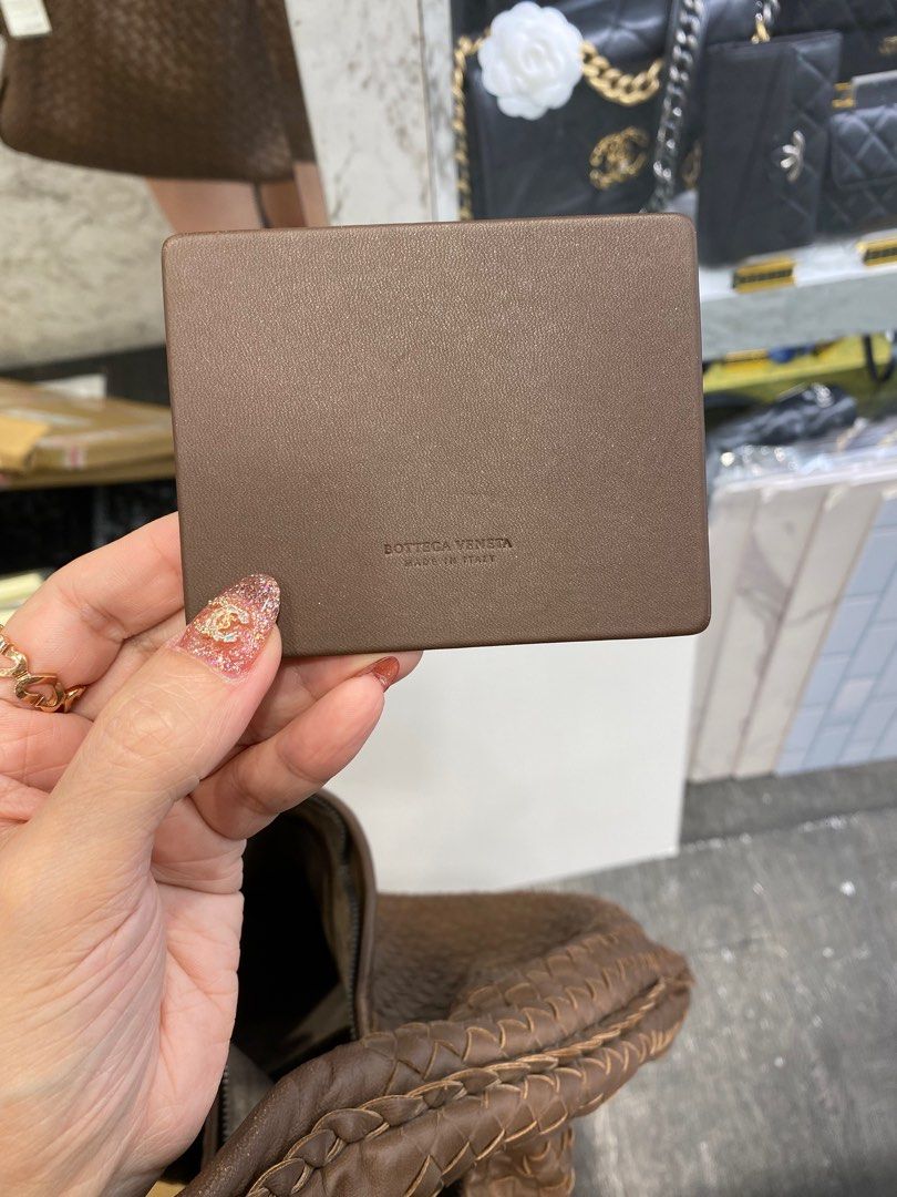 Bottega veneta hobo bag (Category: Luxury Bags & Wallets) located in Manila. Submitted by jodiluxegold (Listing ID 1327623767, Image 3). Description: Sobrang ganda both bags are stunning in actual. Parehong pang malakasan, brown bag is almost like new. Rarely see the signs of usage. With mirror and dust bag. Overall rank pasado pa sya sa rank A/B get nyo na. Available sya sa pinas on October 6th. From taiwan second hand store..