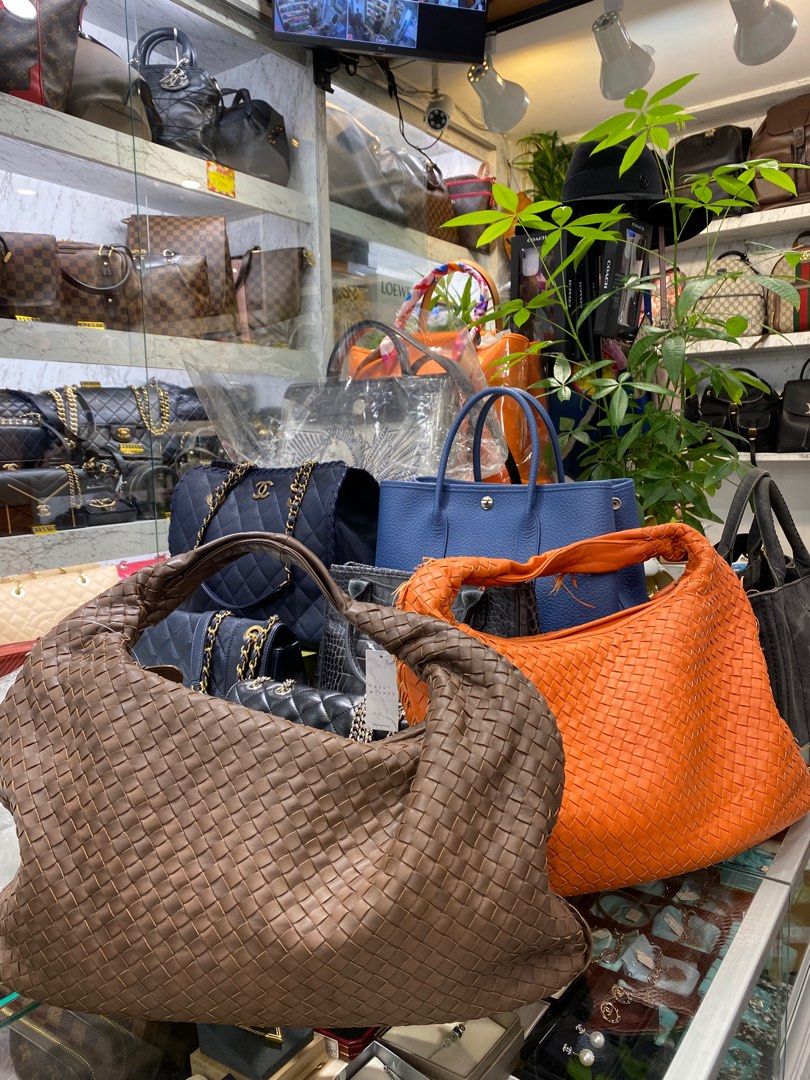Bottega veneta hobo bag (Category: Luxury Bags & Wallets) located in Manila. Submitted by jodiluxegold (Listing ID 1327623767, Image 1). Description: Sobrang ganda both bags are stunning in actual. Parehong pang malakasan, brown bag is almost like new. Rarely see the signs of usage. With mirror and dust bag. Overall rank pasado pa sya sa rank A/B get nyo na. Available sya sa pinas on October 6th. From taiwan second hand store..