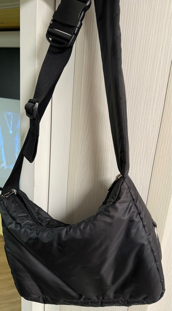 Clesste padded holiday bag black, 名牌, 手袋及銀包- Carousell
