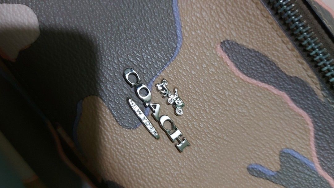 COACH backpack (Category: Luxury Bags & Wallets) located in Pasay City. Submitted by khlxrys (Listing ID 1327676739, Image 3). Description: small type original camouflage pink.