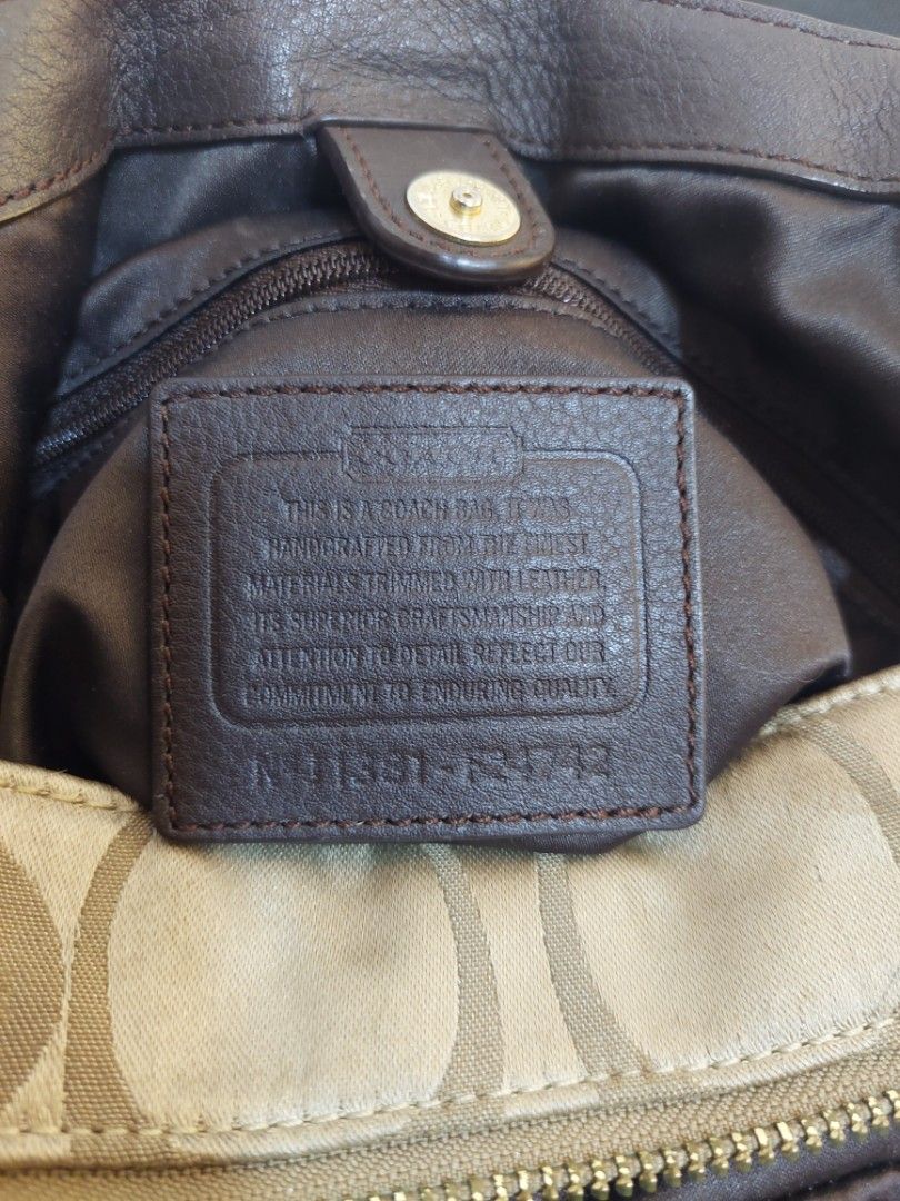 Coach Cambell (Category: Luxury Bags & Wallets) located in Paranaque City. Submitted by luciebaby (Listing ID 1327603483, Image 3). Description: check pictures for reference what you see is what you get vintage bag decluterring shipping thru lalamove,grab and LBC.