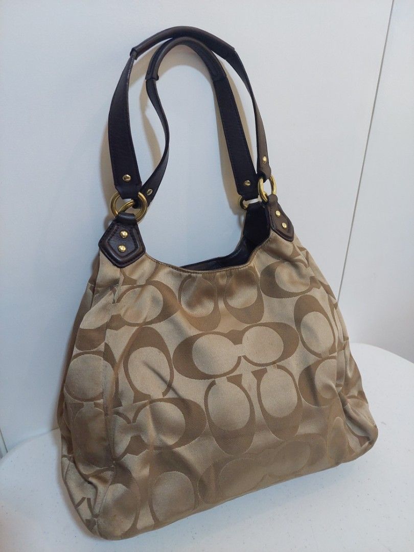 Coach Cambell (Category: Luxury Bags & Wallets) located in Paranaque City. Submitted by luciebaby (Listing ID 1327603483, Image 2). Description: check pictures for reference what you see is what you get vintage bag decluterring shipping thru lalamove,grab and LBC.