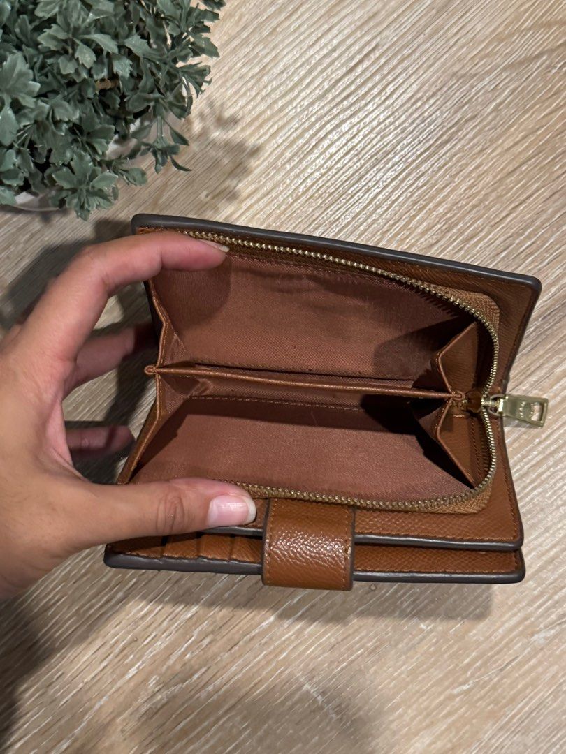 Coach Wallet (Category: Wallets & Card holders) located in Makati City. Submitted by jayclopez (Listing ID 1327563354, Image 2). Description: Lightly used.