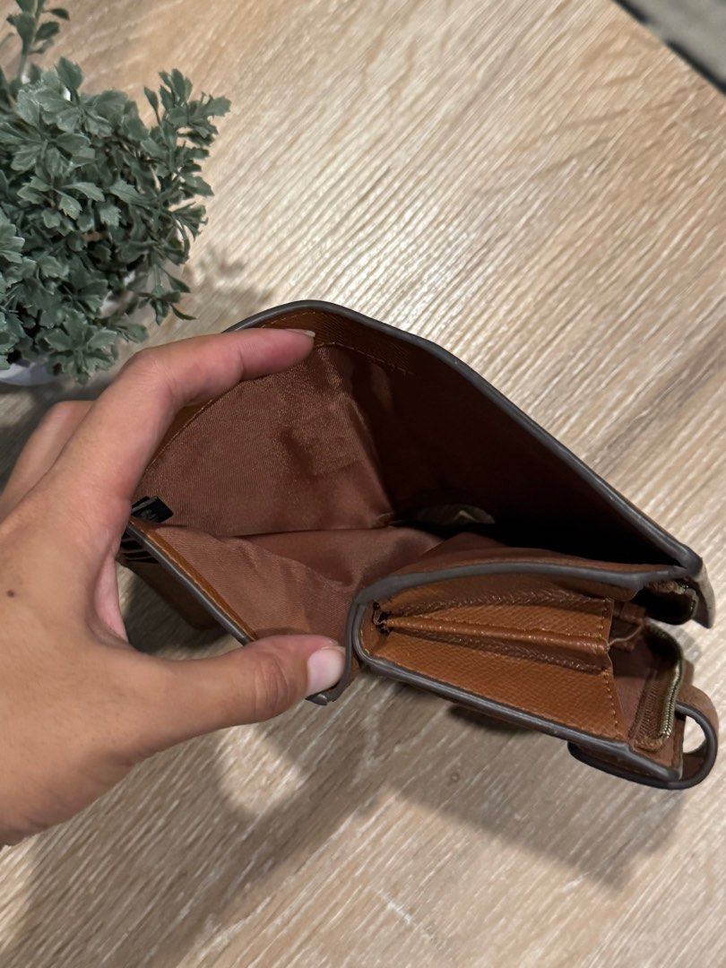 Coach Wallet (Category: Wallets & Card holders) located in Makati City. Submitted by jayclopez (Listing ID 1327563354, Image 3). Description: Lightly used.