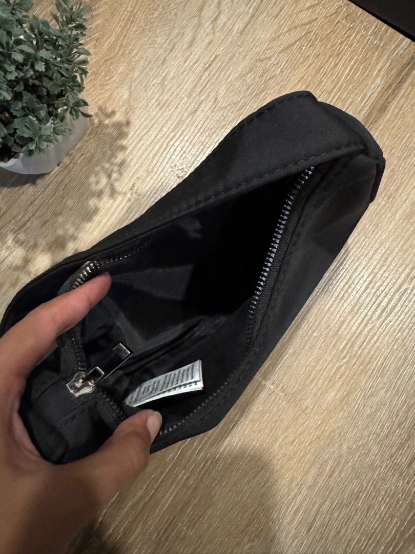 Cotton On Nylon Bag (Category: Shoulder Bags) located in Makati City. Submitted by jayclopez (Listing ID 1327561903, Image 3). Description: .