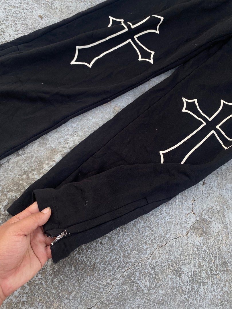 Cross design Pajama (Category: Joggers) located in Digos. Submitted by thriftflexph (Listing ID 1327620773, Image 2). Description: No issue Size large.