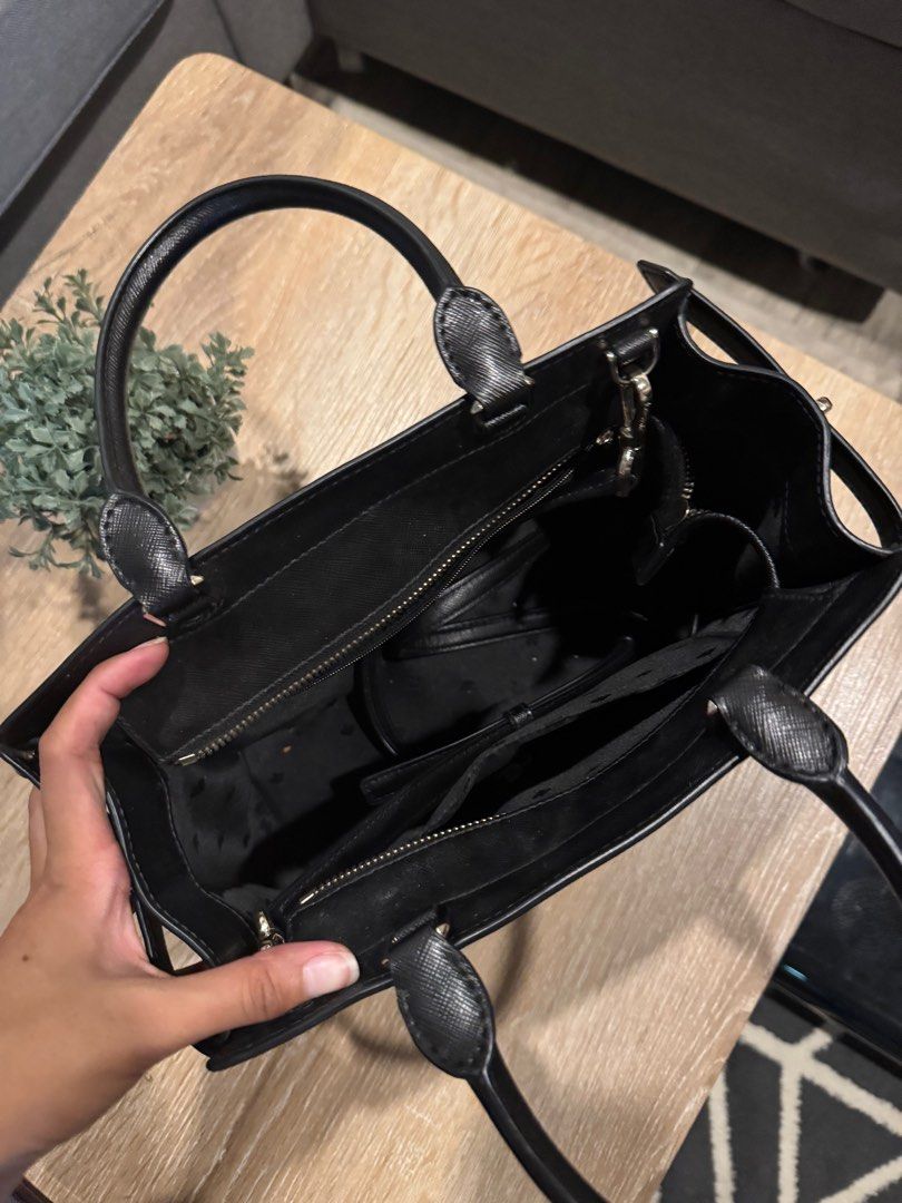 Kate Spade Medium (Category: Luxury Bags & Wallets) located in Makati City. Submitted by jayclopez (Listing ID 1327570024, Image 3). Description: Lightly used.