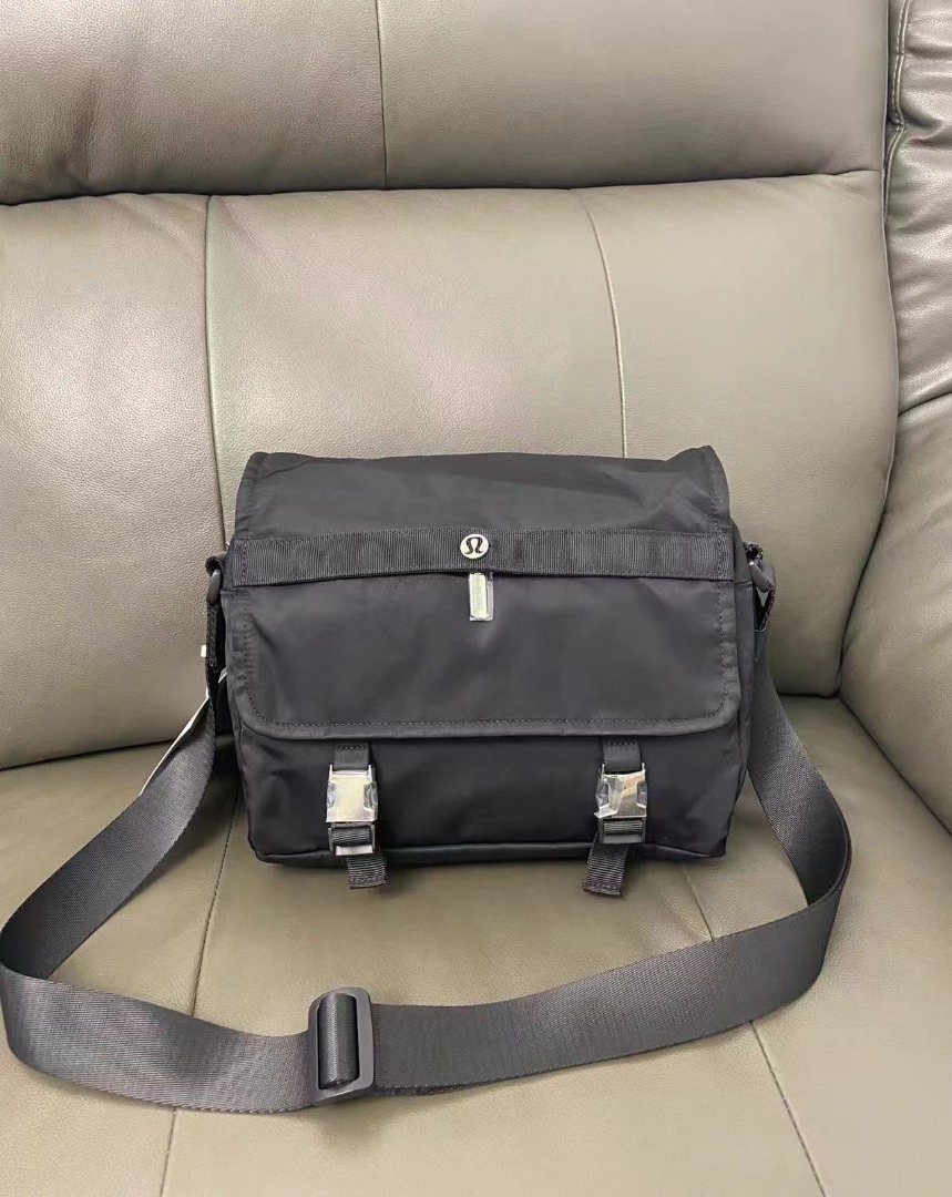 Lululemon Wunderlust Messenger Bag 6.5L Black