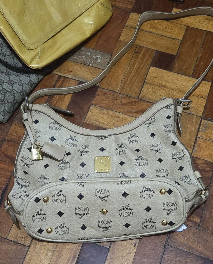 Mcm bag * preloved authentic DM for details (Category: Luxury Bags & Wallets) located in Taguig. Submitted by bluepuff (Listing ID 1327591123, Image 2). Description: malinis ang loob, gold pa ang ibang hardware nya, umiikot po pahat ng screw, ung sa zipper na part tarnish na. other question pls DM. thank u..
