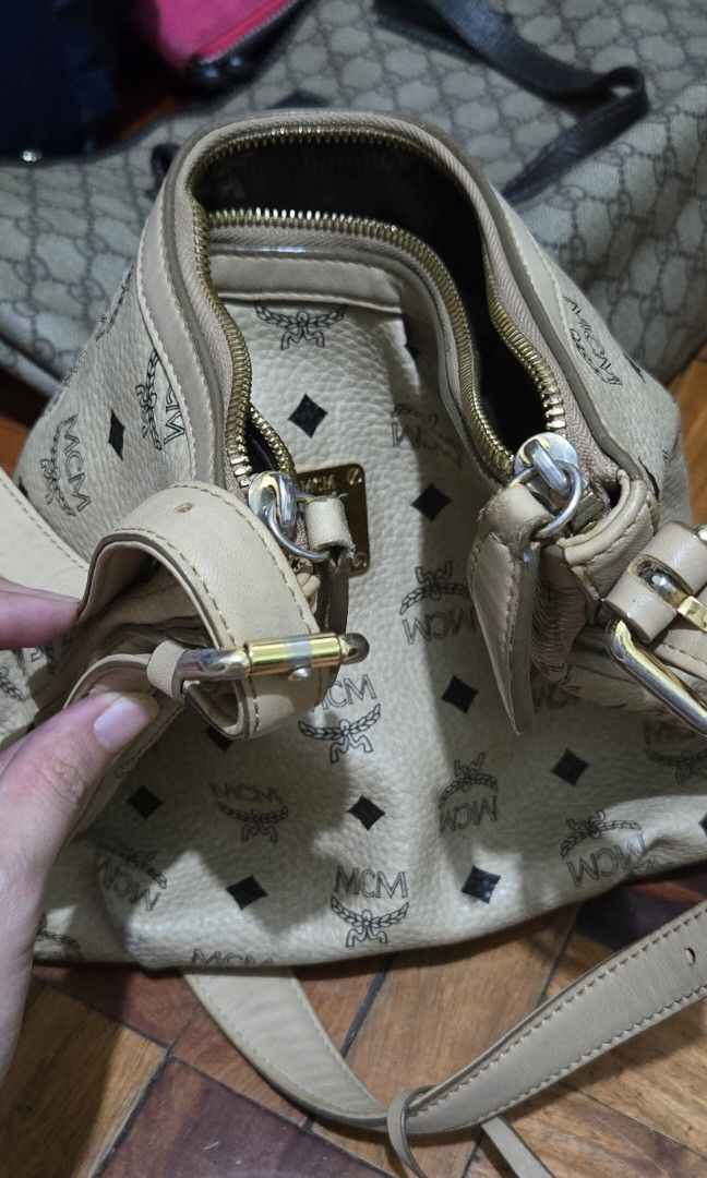 Mcm bag * preloved authentic DM for details (Category: Luxury Bags & Wallets) located in Taguig. Submitted by bluepuff (Listing ID 1327591123, Image 3). Description: malinis ang loob, gold pa ang ibang hardware nya, umiikot po pahat ng screw, ung sa zipper na part tarnish na. other question pls DM. thank u..