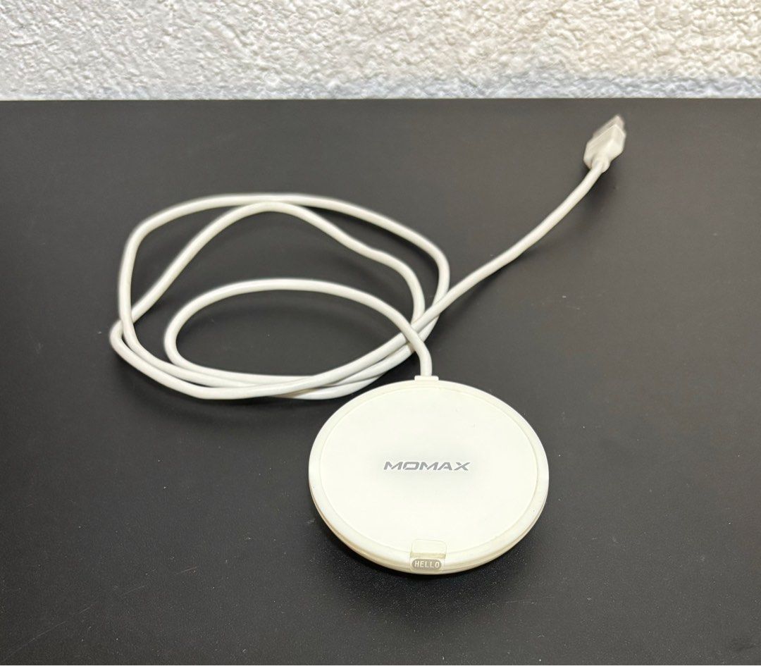 Momax Wireless Charger 10W (Category: Chargers & Cables) located in Paranaque City. Submitted by dalle_closet (Listing ID 1327629006, Image 1). Description: working 10w slightly used.