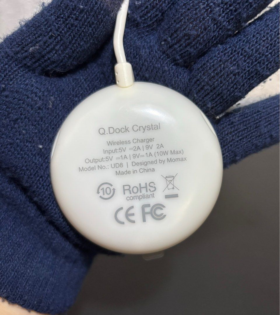 Momax Wireless Charger 10W (Category: Chargers & Cables) located in Paranaque City. Submitted by dalle_closet (Listing ID 1327629006, Image 3). Description: working 10w slightly used.