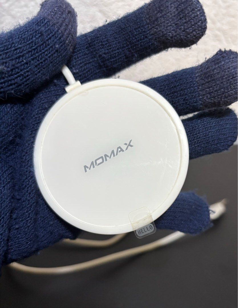 Momax Wireless Charger 10W (Category: Chargers & Cables) located in Paranaque City. Submitted by dalle_closet (Listing ID 1327629006, Image 2). Description: working 10w slightly used.