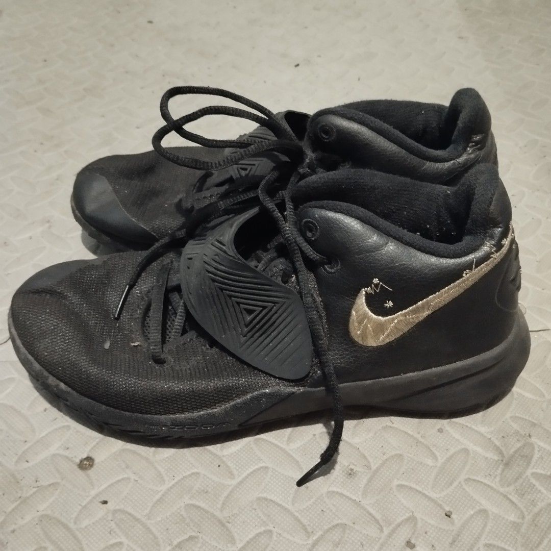 Nike Kyrie flytrap black metalic gold star