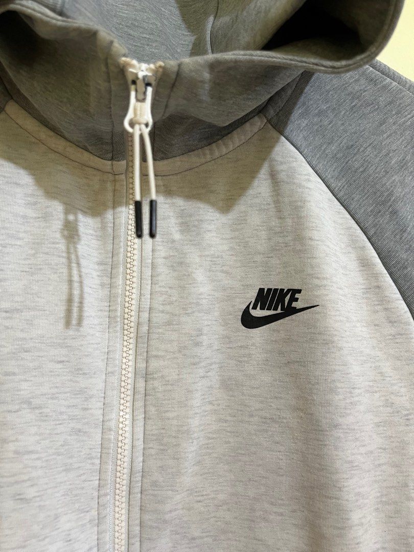 NIKE TECHFLEECE JACKET (Category: Coats, Jackets and Outerwear) located in Baguio. Submitted by thrift_ukay (Listing ID 1327572072, Image 2). Description: EXCELLENT CONDITION MEDIUM TO LARGE FIT 22W 26L PM FOR MORE DETAILS.