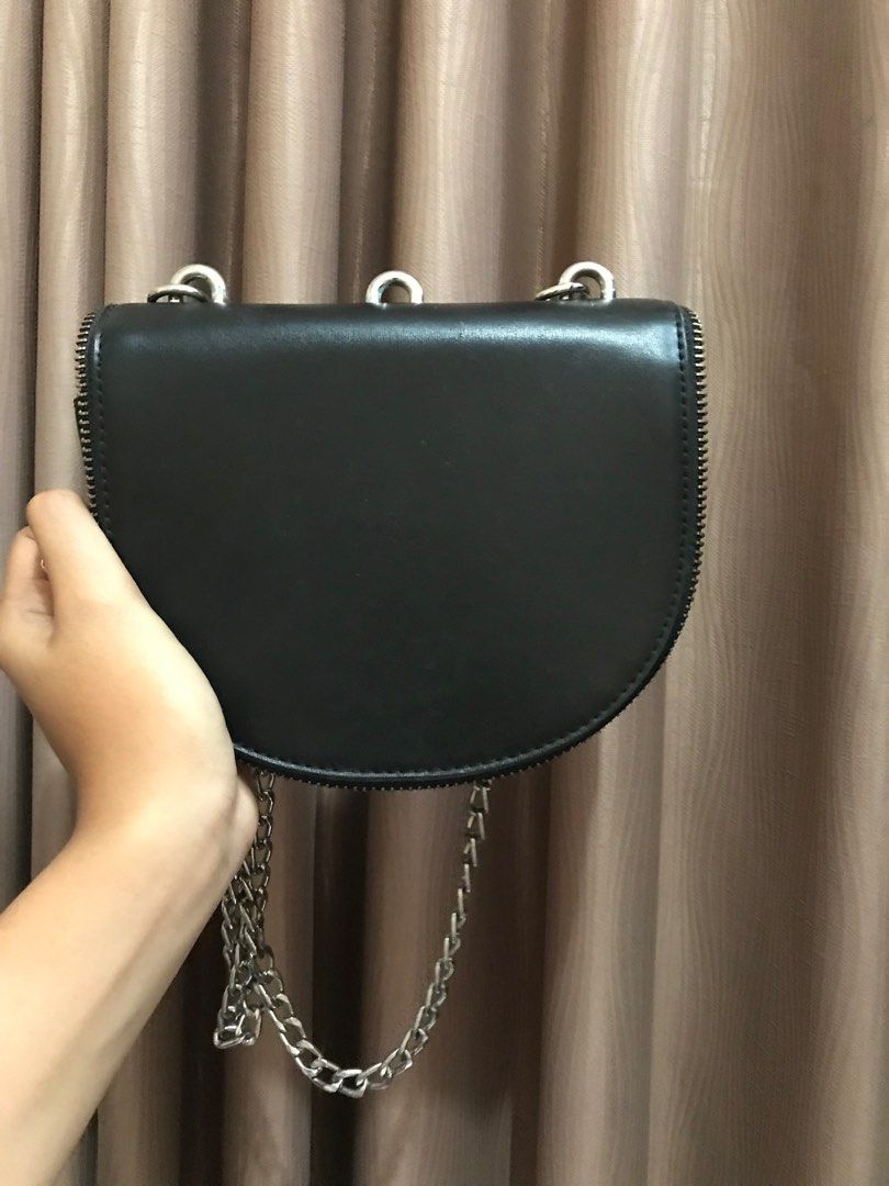 slingbag miniso black tas selempang wanita warna hitam brand miniso Fesyen Wanita Tas Dompet di Carousell