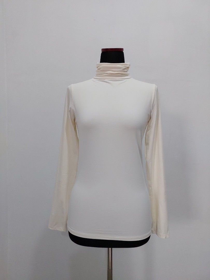Top preloved (Kategori: Atasan) berada di Deli Serdang. Dikirim oleh springshower (ID iklan 1327684985, Gambar 1). Deskripsi: Top preloved model turtle neck, long slave warna broken white merk Zara Portugal Real pic Ukuran LD 94 cm PB 65 cm.