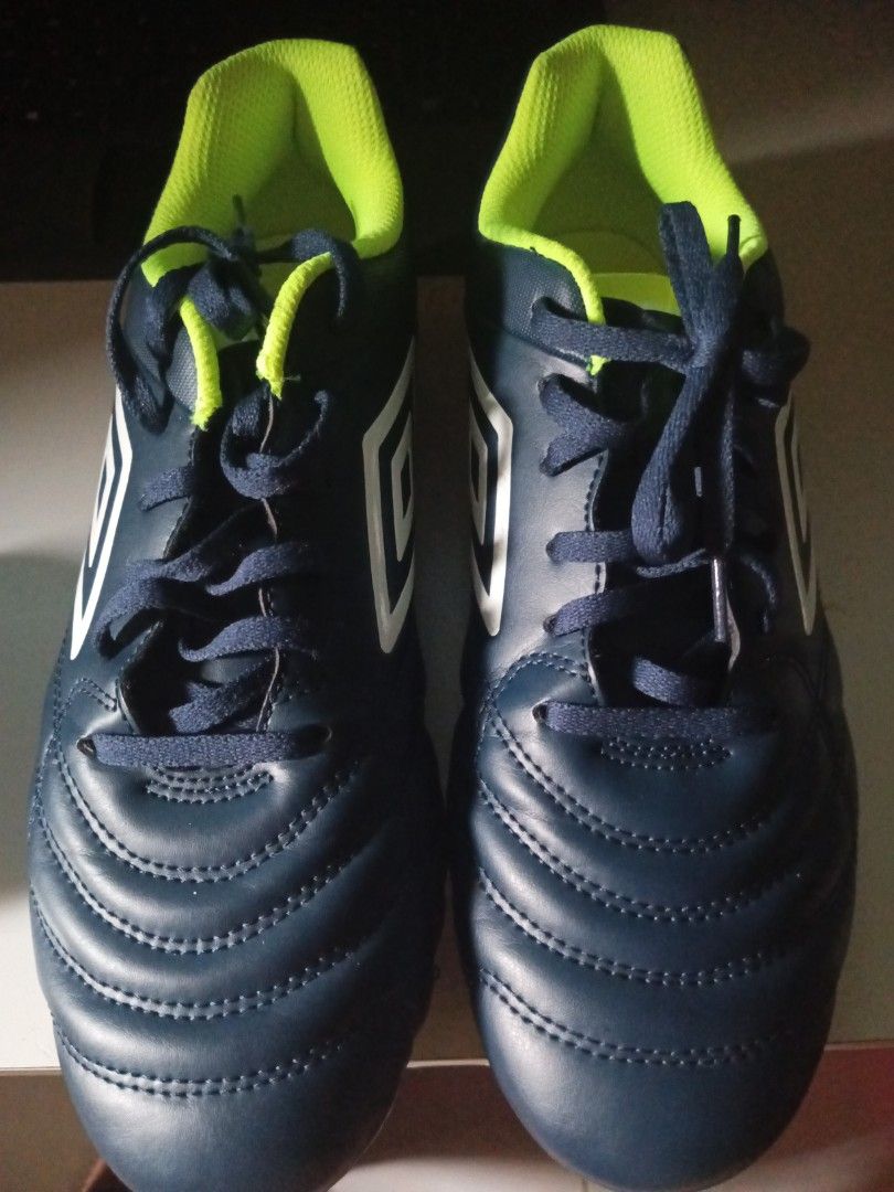 Umbro Classico XI FG, Sports Equipment, Sports & Games, Racket & Ball ...