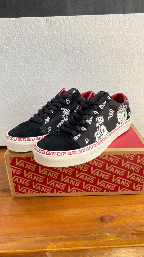 VANS 36 year of the rabbit, Fesyen Pria, Sepatu , Sneakers