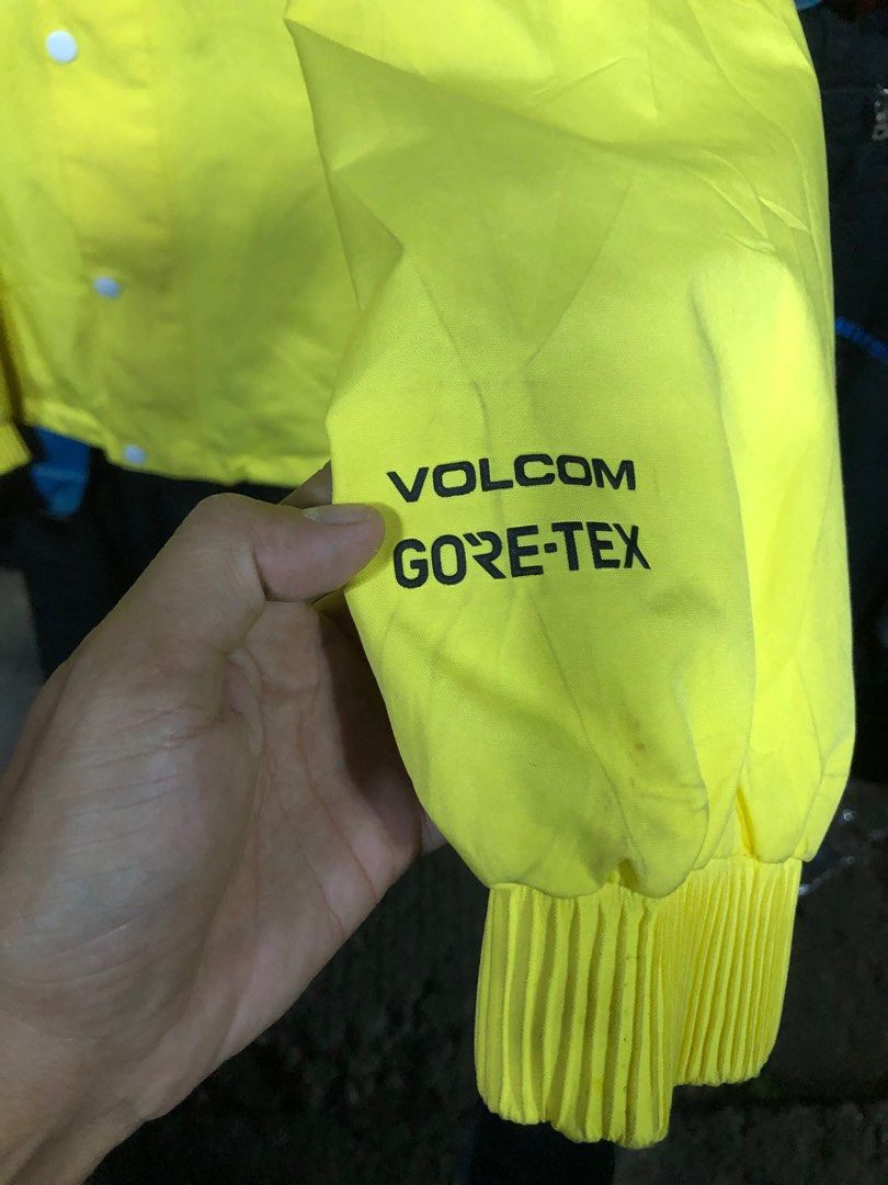 VOLCOM X GORE TEX (Category: Coats, Jackets and Outerwear) located in Manila. Submitted by knilevinc69480 (Listing ID 1327692387, Image 2). Description: .