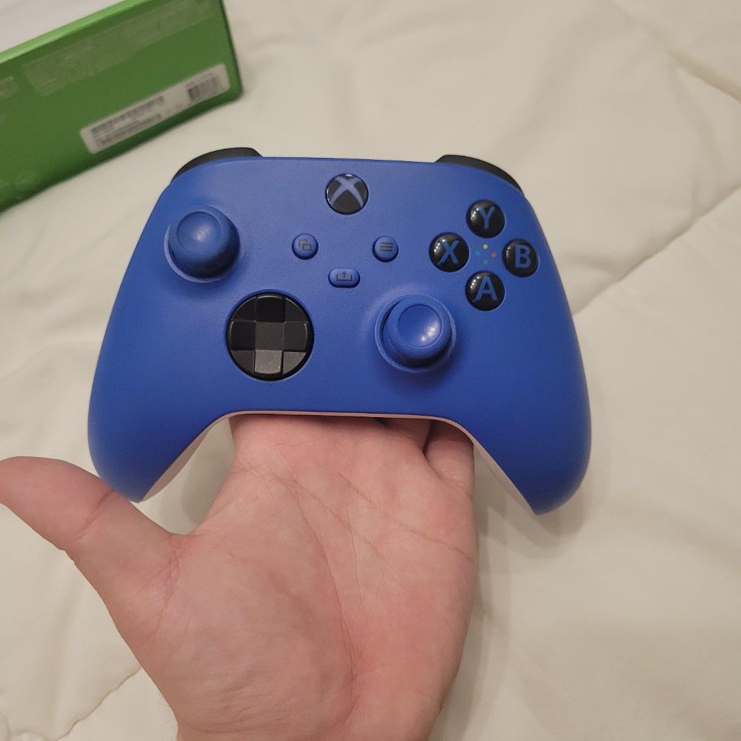 Xbox Controller (Category: Controllers) located in Puchong. Submitted by faizalbaharin (Listing ID 1327657916, Image 2). Description: Looking for potential buyer, xbox series s shock blue controller comes w xbox adapter, use less than 8 months, cond 10/10. Letgo for RM 265. Free duracell battery 5 pcs.