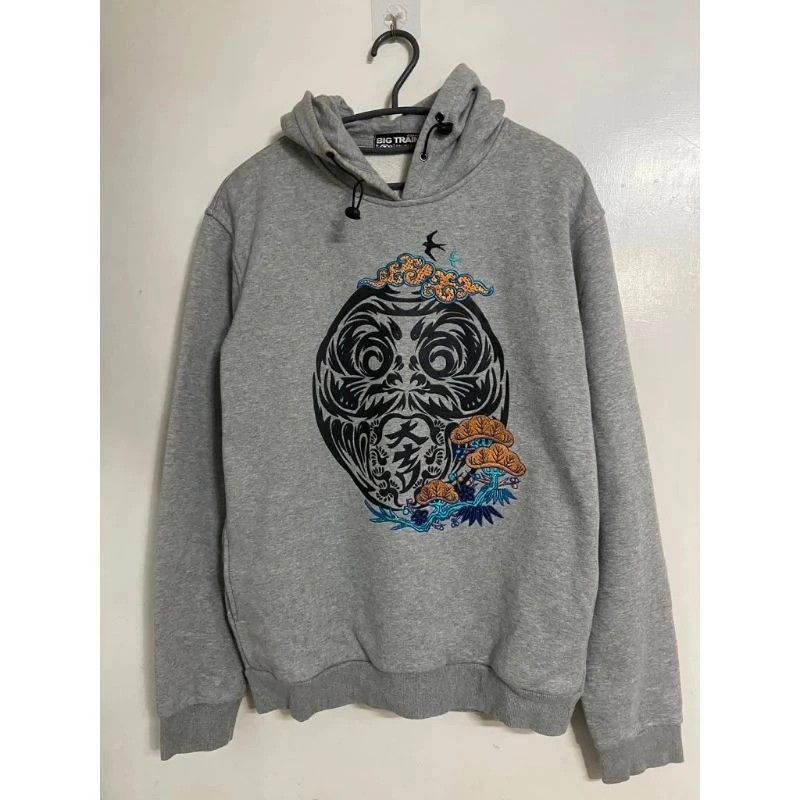 男~【BIG TRAIN, 墨達人】L號胸圍56公分，達摩刺繡連帽T, 他的時尚  