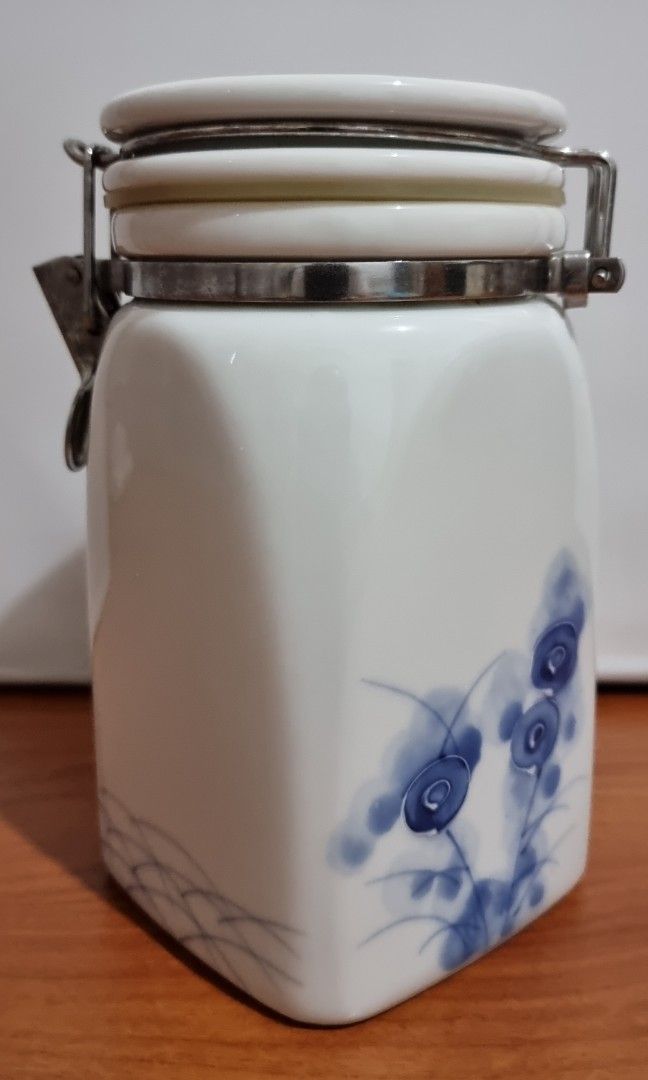 Bee House Ceramic Canister Jar (Category: Food Organization & Storage) located in Binangonan. Submitted by c_r_i_s (Listing ID 1327765909, Image 3). Description: Bee House Ceramic Canister Jar Dimensions: No chips and cracks In excellent condition Country of origin: Japan.