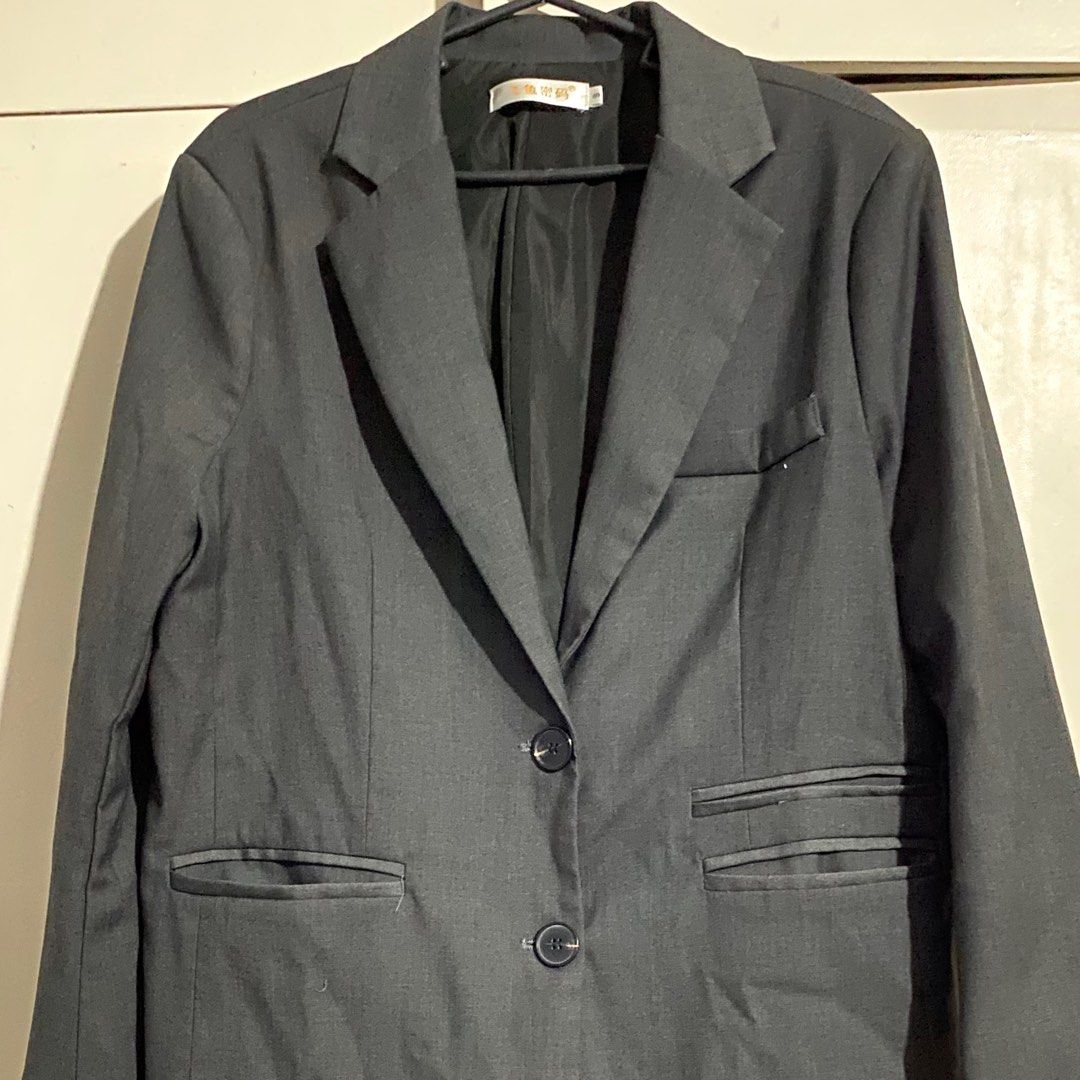 Gray blazer (Category: Coats, Jackets and Outerwear) located in Tarlac. Submitted by danini__ (Listing ID 1327863400, Image 2). Description: Unisex! Super nice quality! No flaws Best fits M-L Price nego 🫶🏻 Free sf & random top for 1k++ purchases.