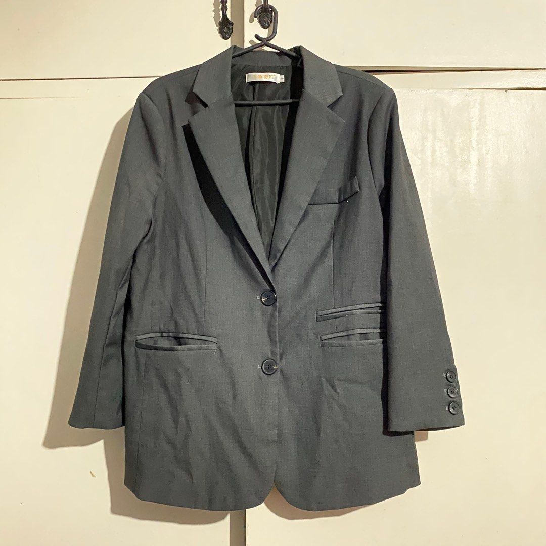 Gray blazer (Category: Coats, Jackets and Outerwear) located in Tarlac. Submitted by danini__ (Listing ID 1327863400, Image 1). Description: Unisex! Super nice quality! No flaws Best fits M-L Price nego 🫶🏻 Free sf & random top for 1k++ purchases.