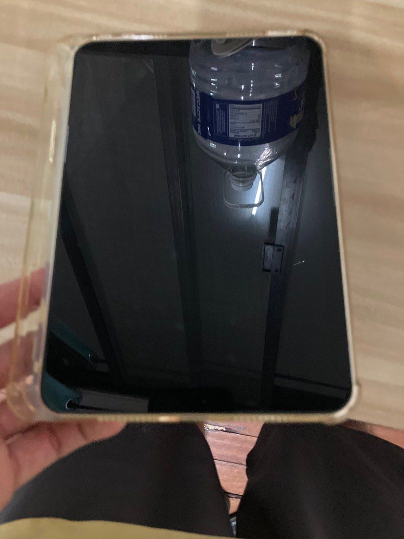Ipad mini 6 (Category: iPad) located in San Juan City. Submitted by dave_lwp (Listing ID 1327818248, Image 1). Description: Selling ipad air 6. No charger and cable. In pristine condition. High quality tempered glass with cover from day one. Everything is working fine. Trade are welcome. :).