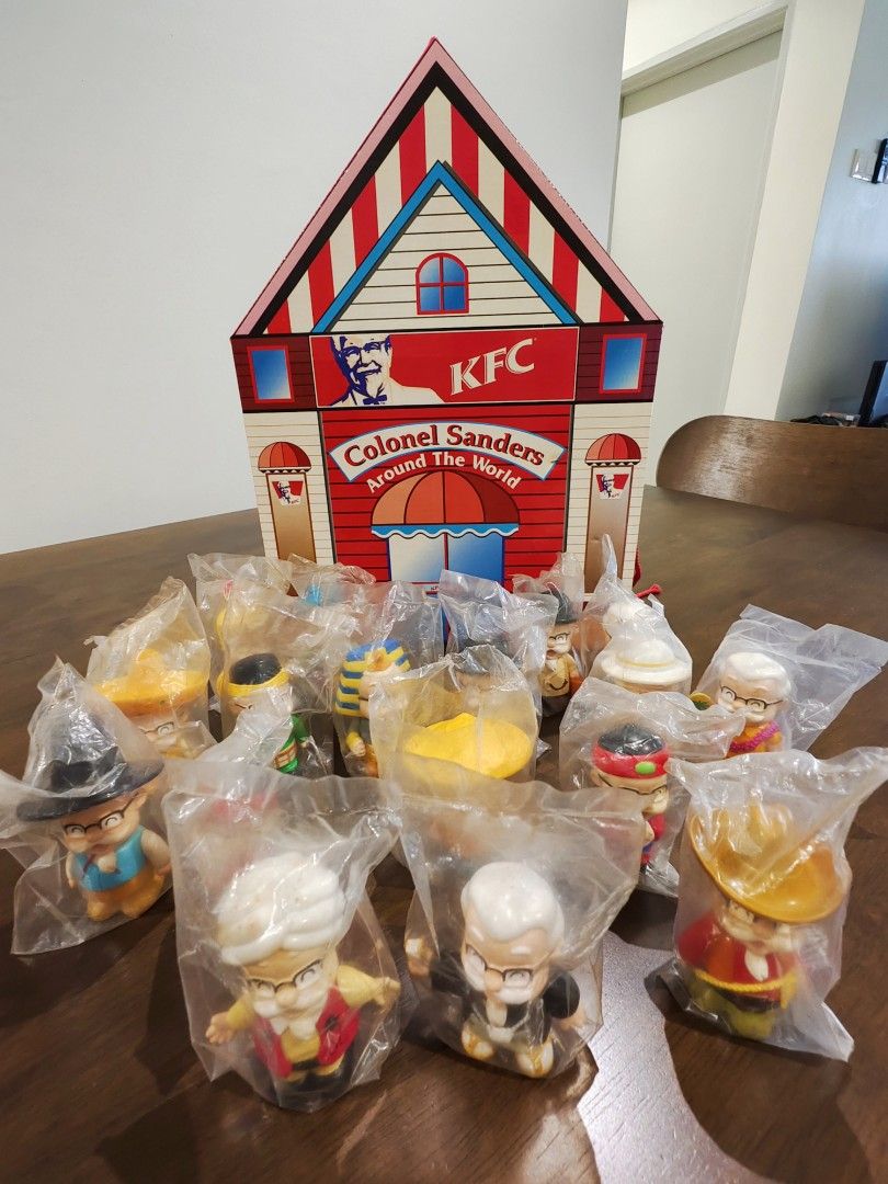 KFC COLONEL SANDERS AROUND THE WORLD SET WITH CARD / MINIATURES AND