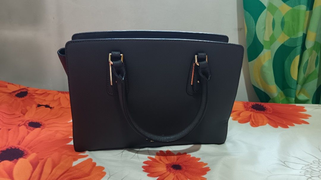 Lovecat Paris Pre loved Bag (Category: Luxury Bags & Wallets) located in Valenzuela. Submitted by sapshop (Listing ID 1327803740, Image 3). Description: pre loved lovcat paris bag with sling.