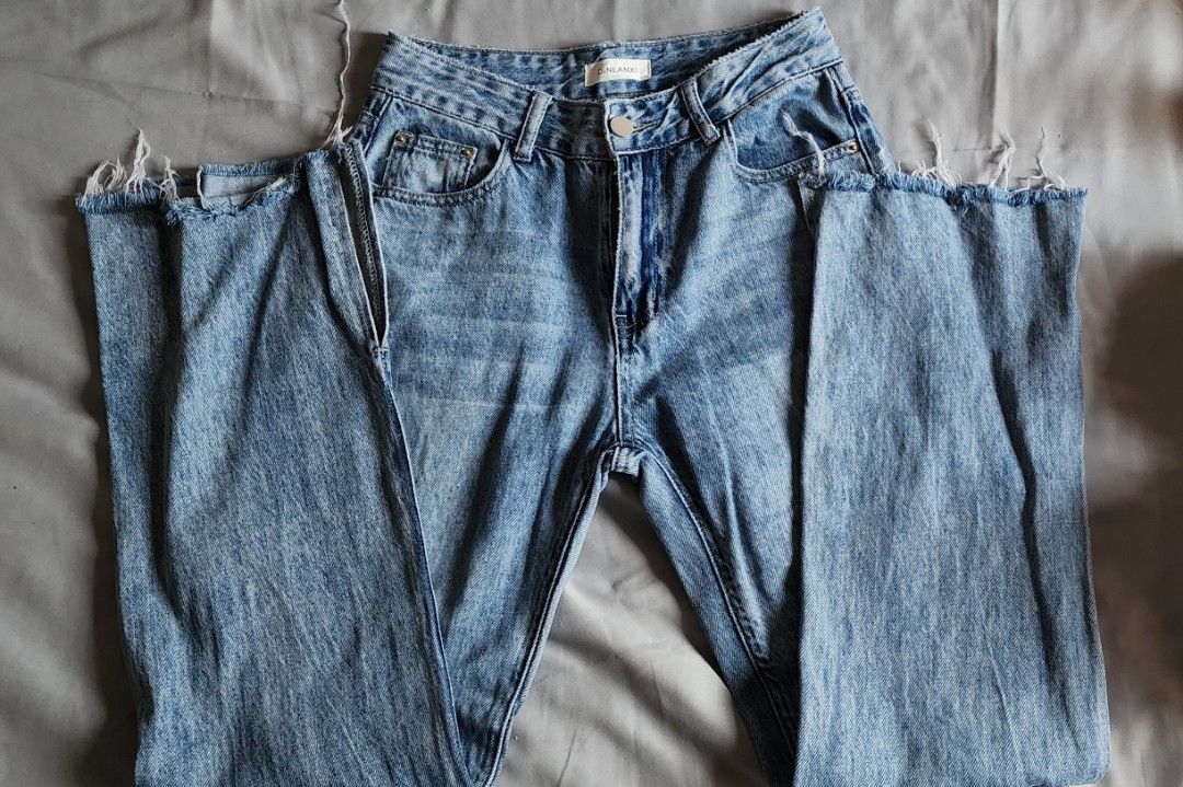 Maong pants (Category: Jeans) located in Imus. Submitted by sashafame (Listing ID 1327810775, Image 3). Description: waist: 27 to 28 rise: 10.5 length: 38 flaws:none rfs: declutter.