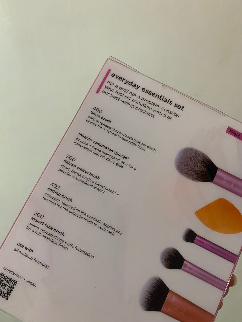 [LAST PRICE] Real Techniques Everyday Essentials Brush Set (Category: Makeup) located in Manila. Submitted by jean_closet (Listing ID 1327832671, Image 2). Description: - Brandnew and authentic! - Bought at Watsons SM Aura - Super steal price already 😊 Rfs not using.