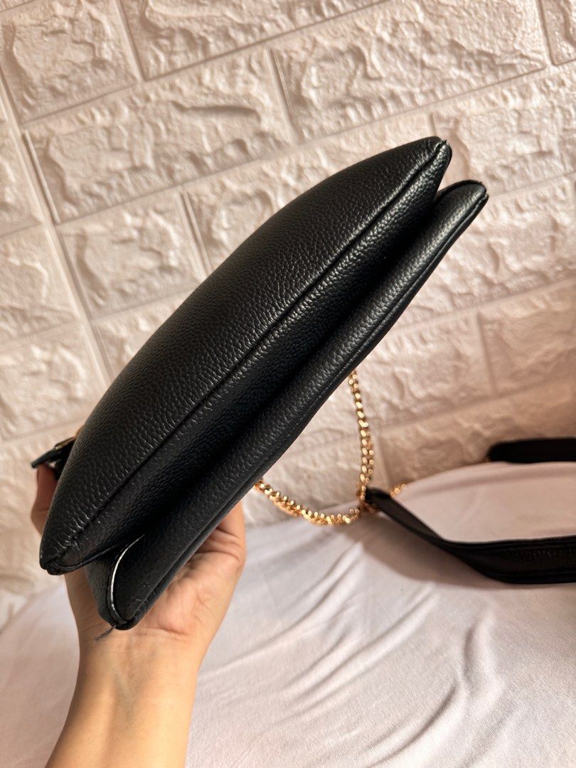 Samantha Thavasa Black Sling Leather (Category: Luxury Bags & Wallets) located in Davao. Submitted by stellietas (Listing ID 1327873509, Image 3). Description: Size: 9.8L x 7.5H x 1.5W inches Color: black Genuine leather, makapal Clean interior Signs of use on hardware: hardware sa front may scratches and faded part see photo posted. With issue sa gilid: small cracks and rubber linning, see photo posted.
