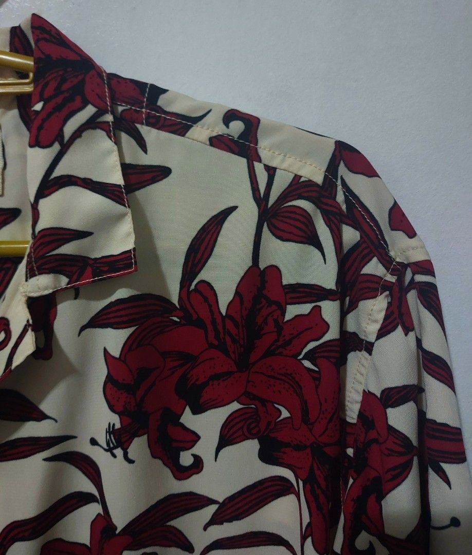 SMYTH Red patterned polo bowling shirt (Category: Tshirts & Polo Shirts ) located in Baguio. Submitted by cattsent (Listing ID 1327762406, Image 2). Description: SMYTH polo/bowling shirt Red flowers design retro style button up soft collar 100% cotton.