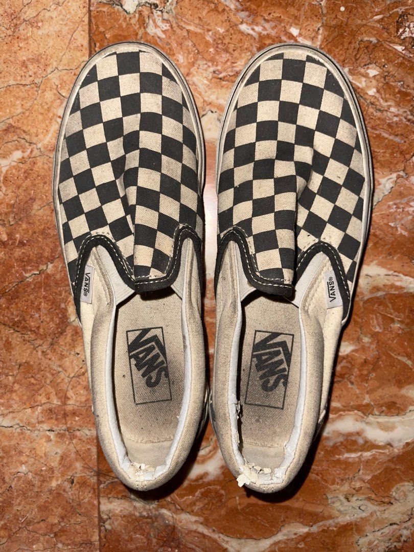 vans (Category: Sneakers) located in Quezon City. Submitted by declutterwsof (Listing ID 1327842879, Image 3). Description: guaranteed authentic bought from SM megamall way back! has chipping in the back part already slightly nego! us 6.5 women.