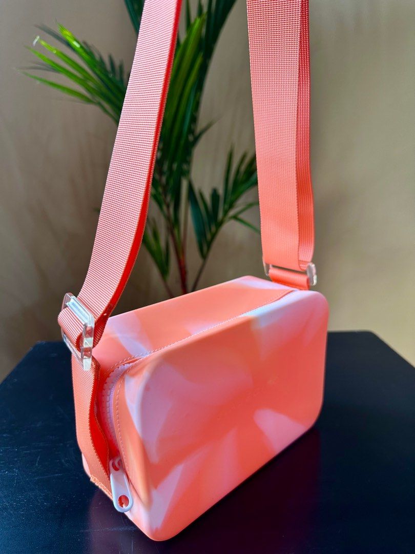 Viajecito Splashkit Limited Edition Papaya / White (Category: Beach Bags) located in Makati City. Submitted by anniepx (Listing ID 1327760615, Image 2). Description: Papaya invisi strap can be bought separately for 600. Item located in Bohol, shipping c/o buyer. .